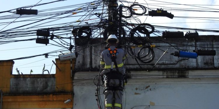 MP aciona Justiça e cobra R$ 5 milhões da Energisa por dano ambiental por amaranhado de fios e risco de acidentes