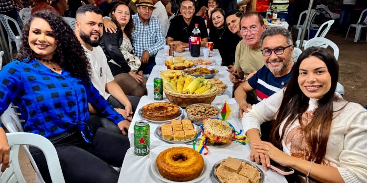 Comunicador Samuka Duarte prestigia São João em Massangana III no Forró da Cida e Heraldo