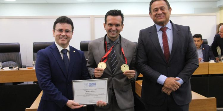 Paraibano que escalou o Monte Everest é homenageado com comenda Talento Esportivo na ALPB
