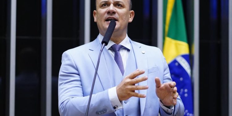 Imprensa cobra e deputado Cabo Gilberto Silva revela destinação de R$ 8,3 milhões de investimentos a Patos