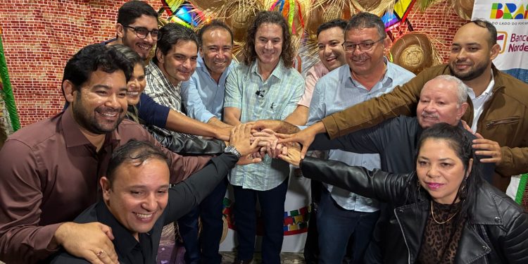 Veneziano é recebido pelo prefeito Wenceslau e lideranças na festa de São João e São Pedro em Teixeira