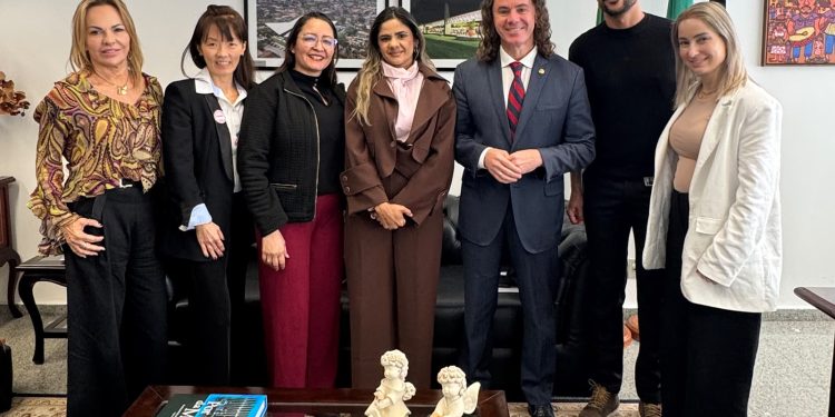 Veneziano recebe membros da Associação Paraibana de Doenças Raras e reafirma defesa das pautas da categoria