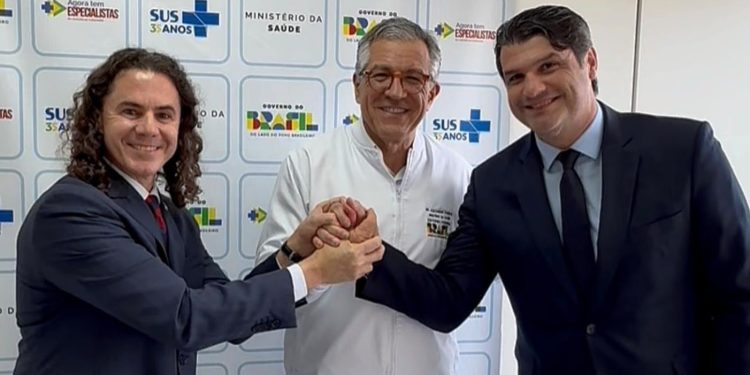 Senador Veneziano informa ao prefeito Léo viabilização de R$ 25 milhões para a saúde de João Pessoa