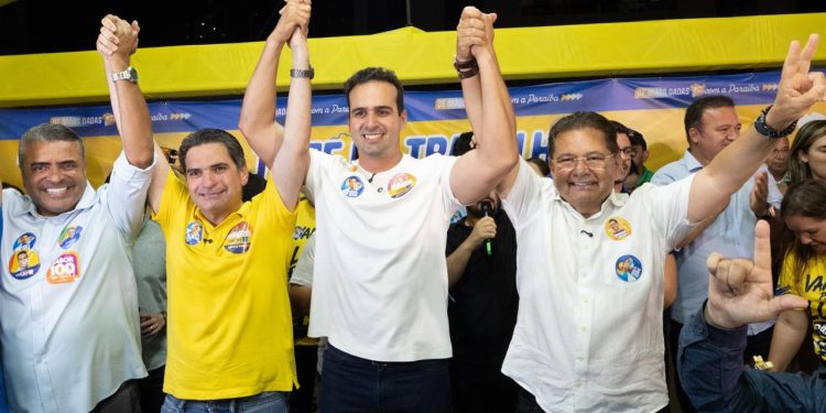 Lucas reforça unidade com Adriano e Murilo Galdino durante inauguração de comitê