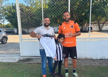 Botafogo realiza sonho de pequeno torcedor em conhecer Nenê