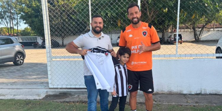 Botafogo realiza sonho de pequeno torcedor em conhecer Nenê