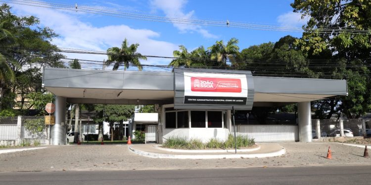 Prefeitura entrega crachás e fardas para ambulantes autorizados a trabalhar na Orla