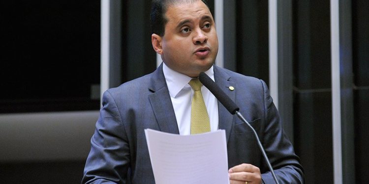 VEJA DECISÃO- PF mira senador do PDT e cumpre mandados contra esposa, filha, irmãs e sócio do político
