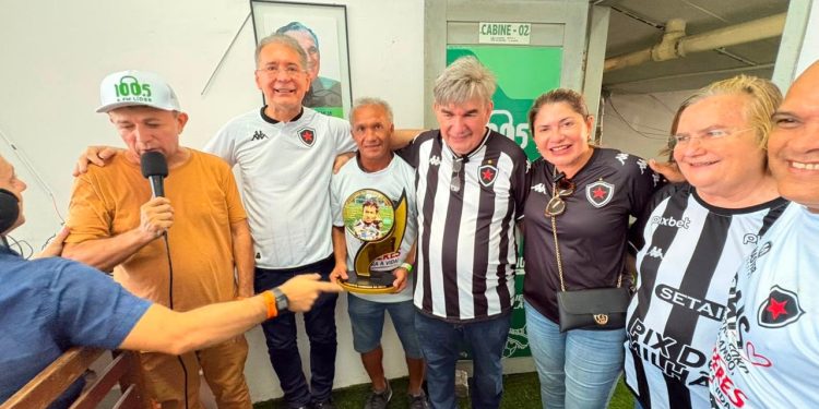 Jeane Oliveira e Roberto Burity prestigiam homenagem ao craque Betinho no Almeidão