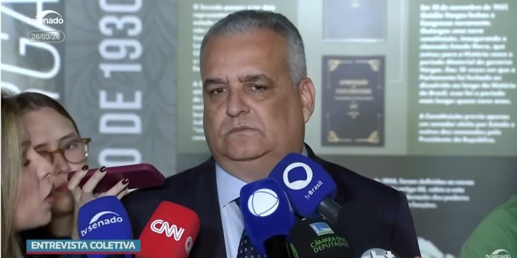 Flávio Bolsonaro anuncia deputado de Alagoas, Alfredo Gaspar, relator da CPI do INSS, como candidato a vice presidente