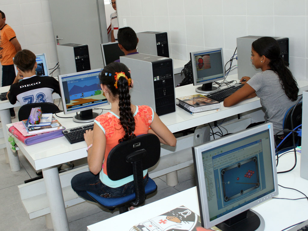Cartaxo entrega 2,2 mil computadores para escolas públicas municipais nesta 5ª feira
