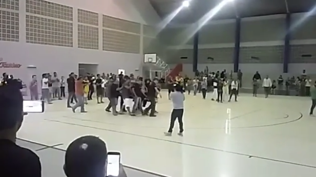 Comoção e aplusos na chegada do corpo do segurança morto em assalto em frente a escola na Capital. Veja vídeo