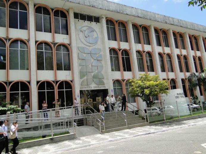 TCE exige lista de comissionados das Prefeituras, e da Assembleia não, por quê ?