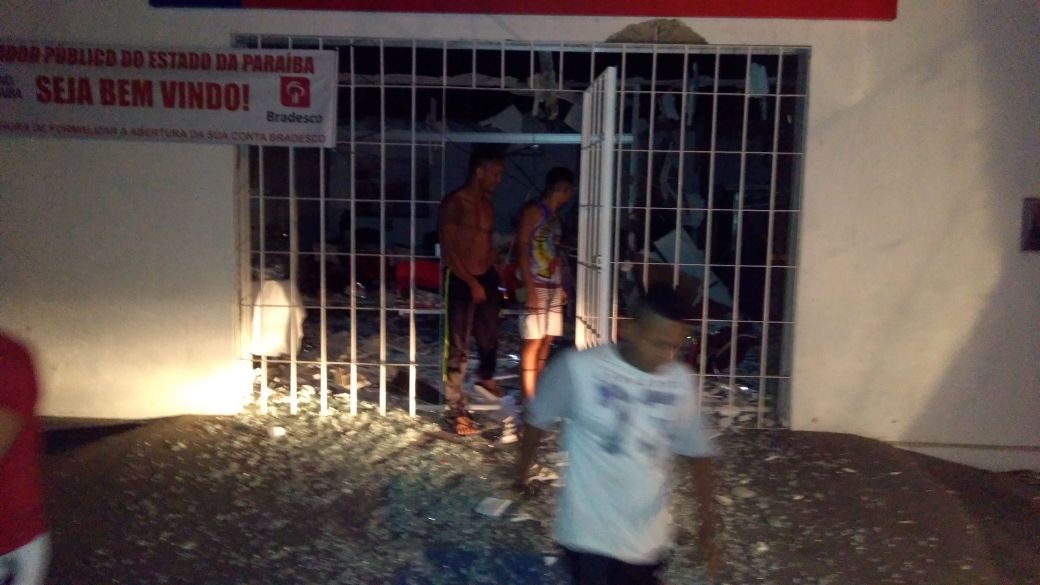 Bandidos explodem agências do Bradesco de 2 cidades no dia do pagamento dos servidores estaduais