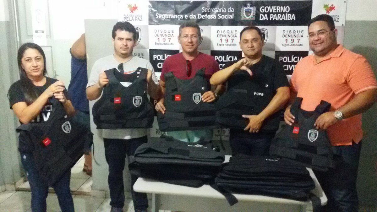 Policiais Civis devolvem coletes balísticos vencidos em Patos