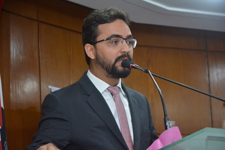 Tibério refuta ataques de secretário do Governo RC : “cuja lealdade se encerra em cargos, contracheques e bajulação ao governador do momento”