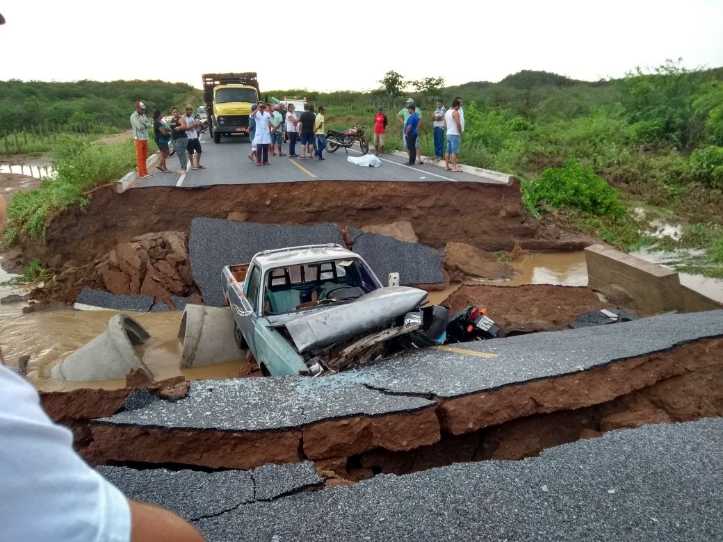 Rodovia inaugurada pelo Governo da Paraíba há 1 ano e 3 meses rompe, mata uma pessoa e deixa duas feridas