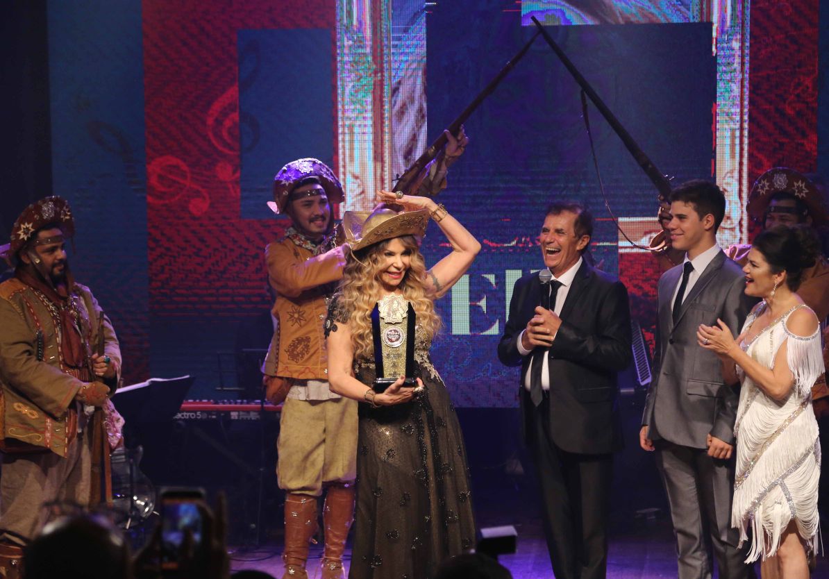 Lucélio prestigia entrega do Troféu Gonzagão à Elba Ramalho em Campina Grande