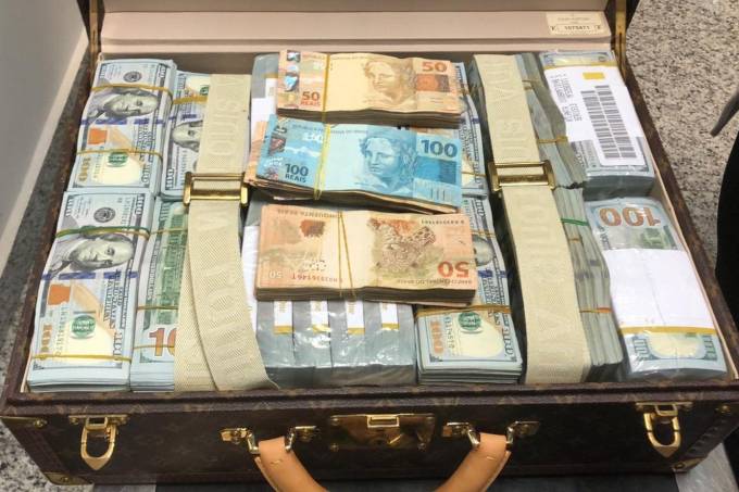 VEJA : PF apreende 16 milhões de dólares em malas de comitiva africana em aeroporto de São Paulo