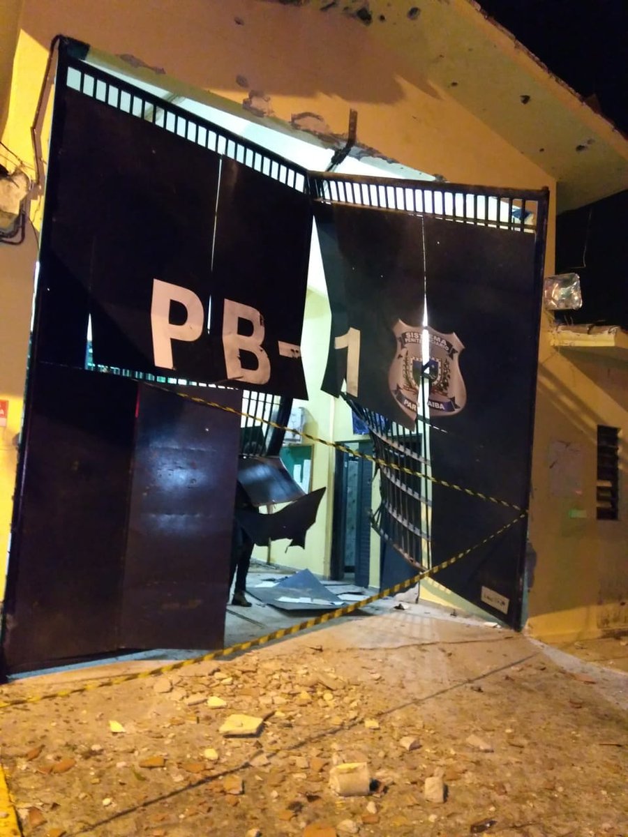 Bando explode portão do presídio de segurança máxima PB1, invade celas e resgata presos. Governo da PB fala em fuga de 105 presidiários, um tenente da PM ferido, está em estado grave