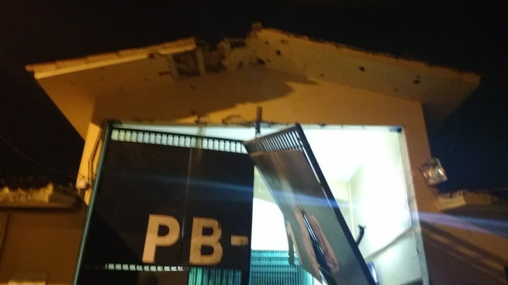 Bando explode portão do presídio de segurança máxima PB1, invade celas e resgata presos. Governo da PB fala em fuga de 105 presidiários, um tenente da PM ferido, está em estado grave