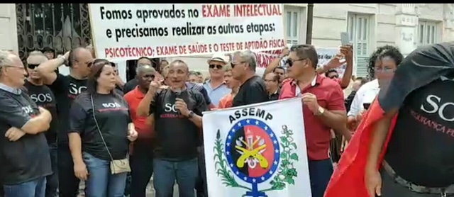 O dia em que o governador mandou fechar as portas do Palácio aos policiais, no outro tapete vermelho as chapas-brancas