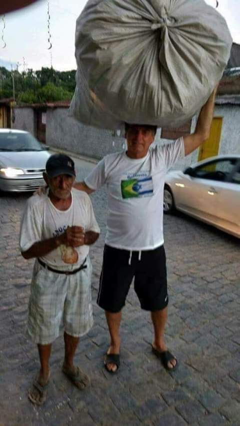 Foto do presidente eleito Bolsonaro ajudando catador de latinhas, 4 anos atrás, na Vila Histórica de Mambucaba (RJ) chama a atenção nas redes sociais