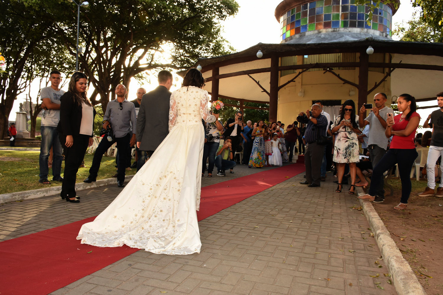 De volta ao povo, Pavilhão do Chá, no Centro da Capital, é palco de casamento coletivo, com festa e tudo