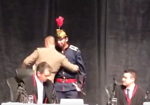VÍDEO : Filho de sargento da PM e professora, perseguido pelo Governo, surpreende, quebra protocolo e abraça cadete ao ser diplomado deputado estadual