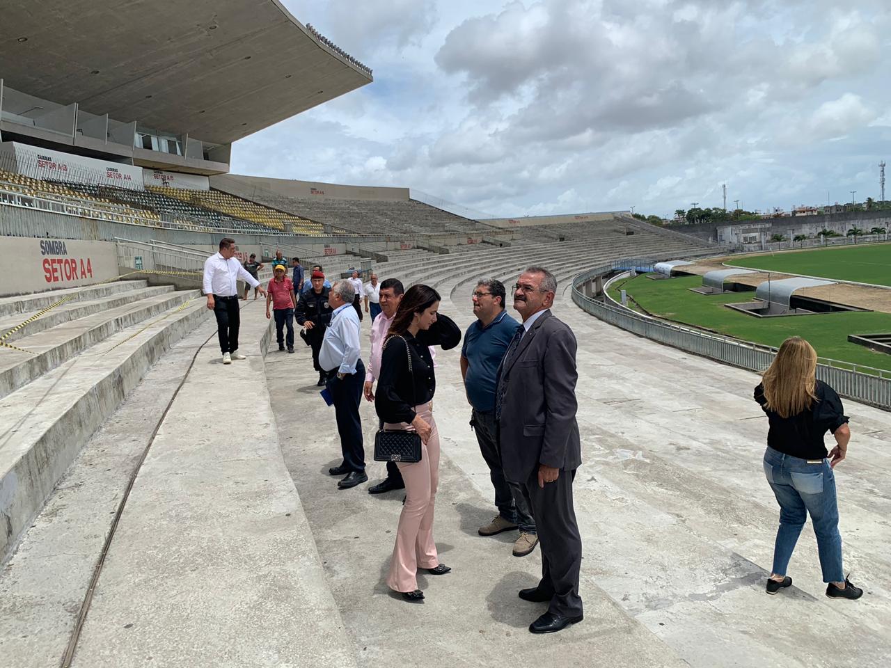 Comissão interdita área da arquibancada no Almeidão, onde caiu pedaço de concreto da marquise e feriu torcedor