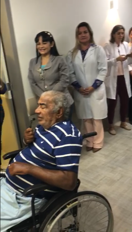 VEJA VÍDEO – Pinto do Acordeon canta com médicos, enfermeiros e funcionários ao deixar hospital Memorial São Francisco na Capital