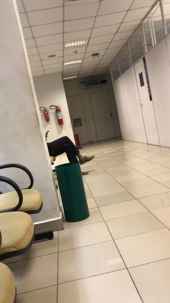 NA VIDA TUDO PASSA – Fora do poder ex-Ricardo Coutinho aguarda solitário audiência no Fórum da Capital