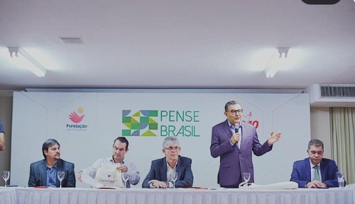 Ex-Ricardo Coutinho divide tempo em Brasília com reuniões, Seminário e assuntos em um Cartório na cidade