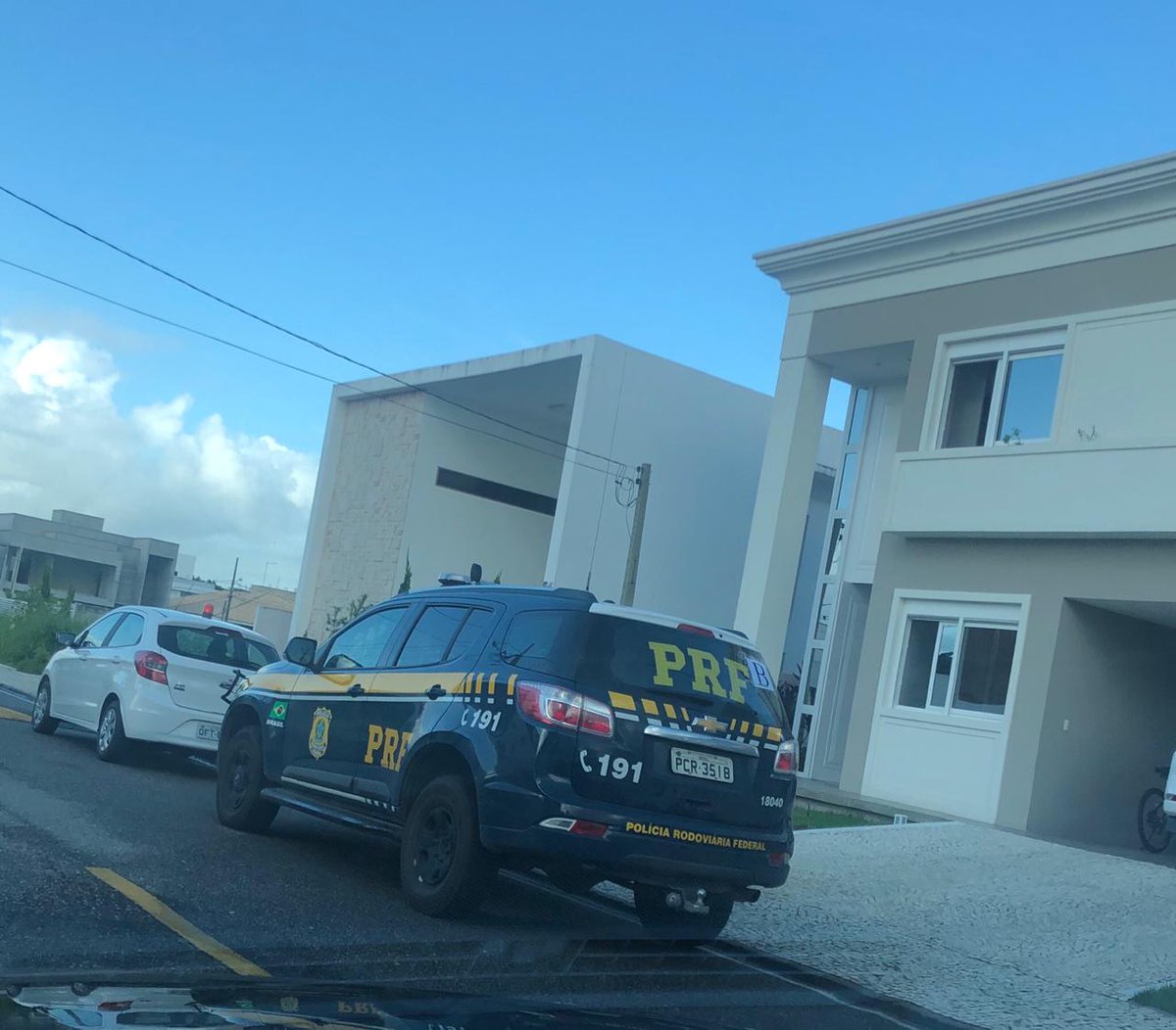 VEJA FOTO -Gaeco e Polícia Federal estão na casa de Gilberto Carneiro em condomínio de luxo na Capital