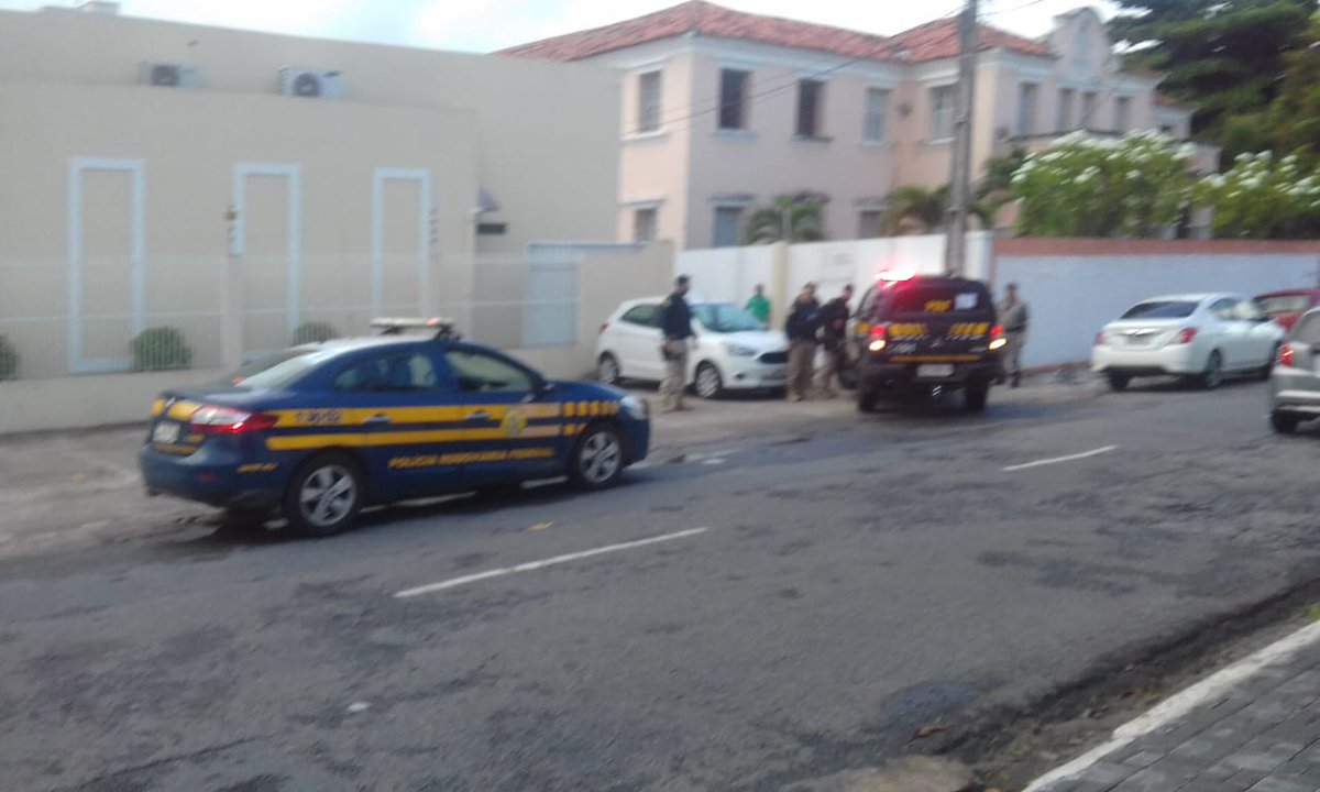 VEJA FOTO – Polícia Federal e Gaeco cumprem mandado de busca e apreensão no prédio da Procuradoria Geral do Estado