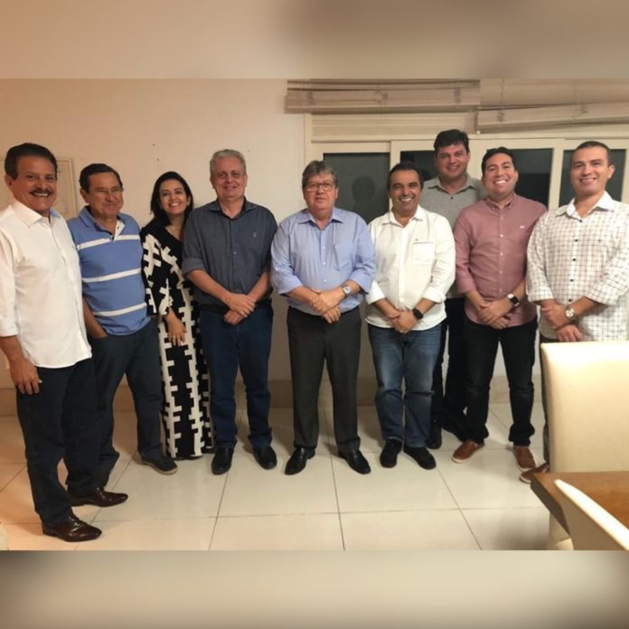AÇÃO E REAÇÃO – Após receber críticas em reunião fechada do PSB, governador João Azevedo recebe o G-10 na Granja