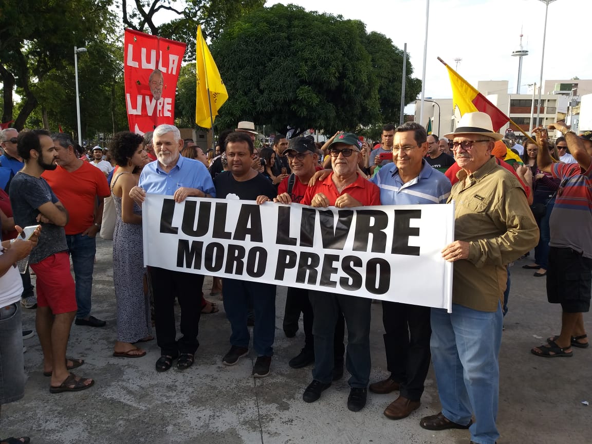 Após perderem mandatos nas eleições de 2018, Luiz Couto e Anísio Maia participam de protestos com faixa : “Lula livre , Moro preso”