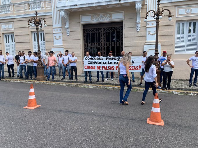 VEJA VÍDEO DA PROMESSA DE JOÃO NA CAMPANHA – Concursados da PM vão às ruas e deputado desabafa “quem não tiver palavra é melhor deixar a política”