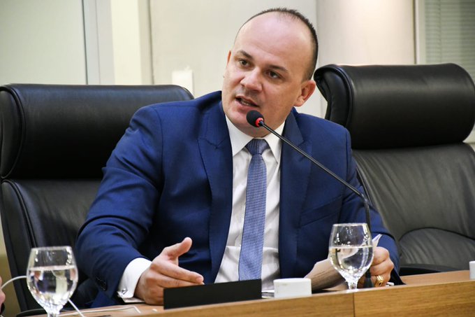 Deputado denuncia que Governo pagou R$ 4,4 milhões à empresa de livros, um dia após auditoria do TCE pedir suspensão do pagamento por irregularidades e sobrepreço
