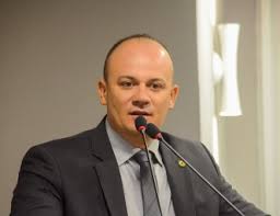 “João Azevedo na imprensa diz que serviço extra de R$ 6 é opcional, mas por trás manda o Comando punir os PMs que não aderirem”, denuncia deputado Cabo Gilberto