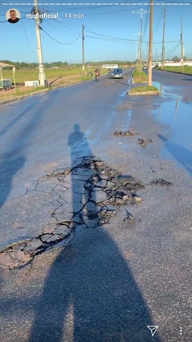 Caminhão cai em buraco e radialista Mofi cobra reparos na Via da Perimetral Sul, inaugurada há menos de 1 ano, mas asfalto já está cedendo