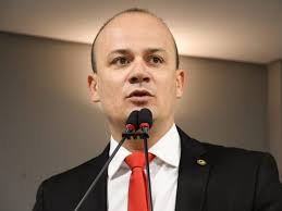 Policial que elogiou projeto de blindagem de viaturas é punido com transferência, denuncia deputado Cabo Gilberto