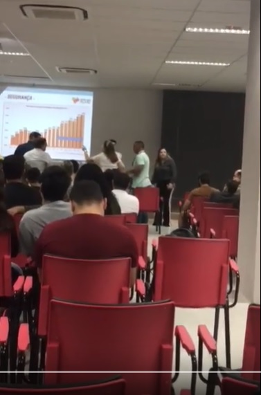 VEJA VÍDEO – Mãe de Bruno Ernesto questiona ex-governador RC durante palestra, sobre investigação do assassinato do filho dela