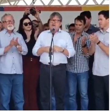 VEJA VÍDEO – João sai da defensiva e responde a Ricardo : “Eu não caí de paraquedas não. Foi a população que nos deu essa vitória”
