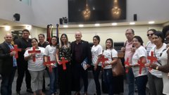 CALVÁRIO DOS TRABALHADORES – Servidores efetivos da saúde relatam descaso do Governo, e protestam contra desvios de recursos com cruzes vermelhas durante sessão especial na AL da Paraíba