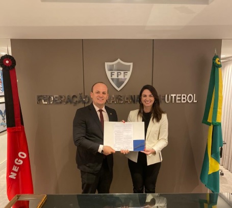 Deputado entrega à presidente da FPF cópia da lei que determina execução de hinos da Paraíba e nacional no protocolo dos Jogos do Campeonato Paraibano de Futebol