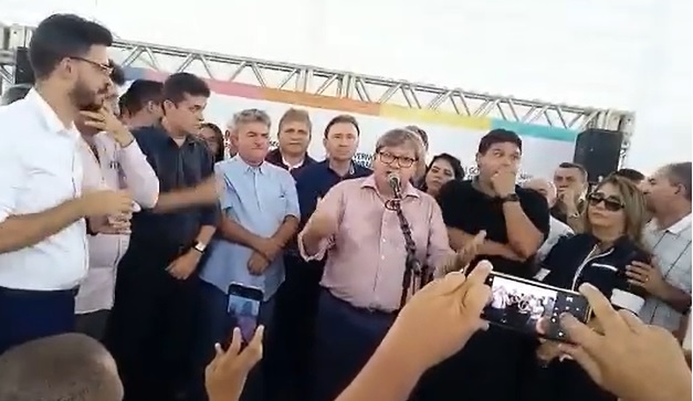 VEJA VÍDEO – Governador João Azevedo demonstra irritação e chama deputados de malandros durante discurso em Guarabira