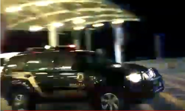 VEJA VÍDEO – Popular flagra quando viaturas da PF deixam aeroporto da Grande Natal com o ex-governador Ricardo Coutinho, preso no âmbito da Operação Juízo Final/Calvário