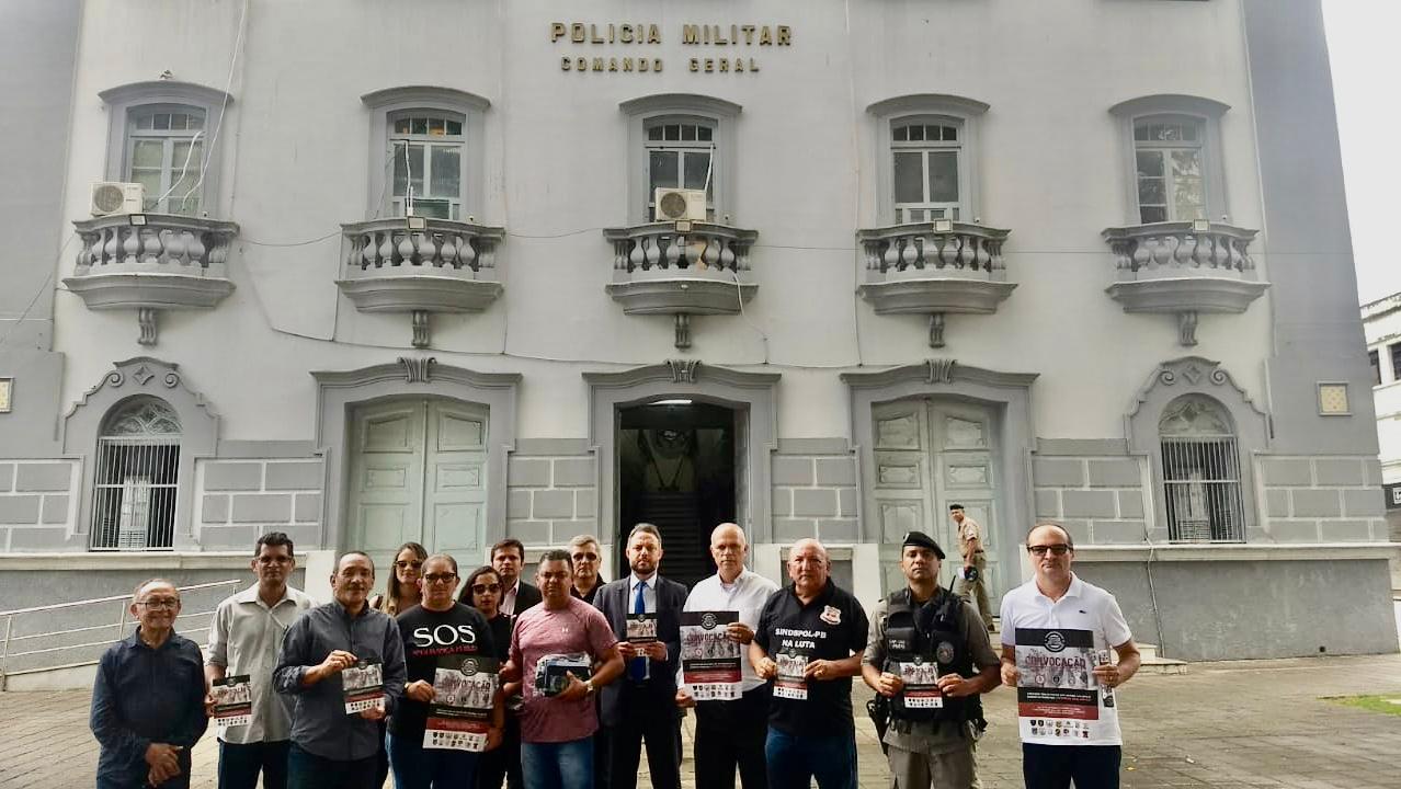 Comissão visita Comando Geral da PM e Central de Polícia convocando policiais militares e civis para Assembleia Geral unificada dia 5 de fevereiro