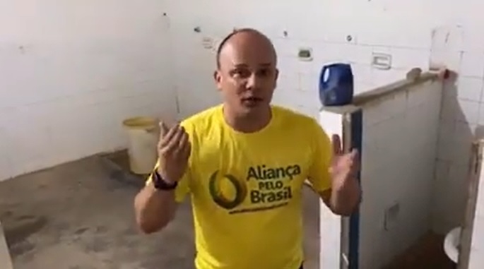 VEJA VÍDEO E FOTOS : Deputado entra com câmera em alojamento de PMs e revela descaso e péssimas condições do local, em que faltam colchões, geladeira e até água nos banheiros